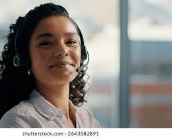 técnico de soporte remoto ayudando a usuario personalizado amable oficina casa foto, generada por IA