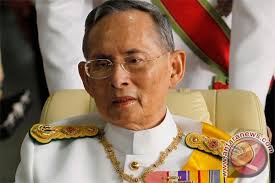 Raja Thailand Bhumibol Adulyadej saat meninggalkan Rumah Sakit Siriraj menuju Istana Raja di Bangkok pada peringatan ulang tahunnya yang ke-84. - 2011120545