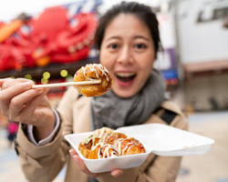 happy family eating takoyakiの画像