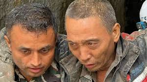 Rescatistas sacan con vida a un hombre chino de un túnel en Nepal