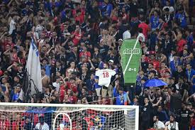 OL-Rennes interrompu près d'un quart d'heure en raison d'une banderole injurieuse à l'encontre des supporters de Saint-Étienne — L'Équipe