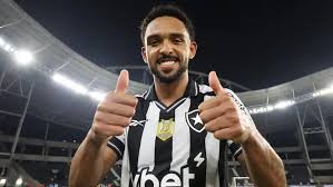 Botafogo desconhece procura de clubes ingleses por Vitinho: ‘Não veio nada oficial. Ele está muito feliz aqui’