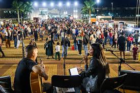 Dupla Júlio e Gustavo e banda Mitologia animam edição especial da Feira Noturna nesta sexta-feira (27)