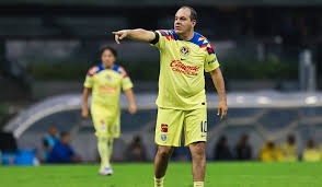 Hay cosas que nunca cambian: Cuauhtémoc Blanco le tira un golpe a portero de Chivas en un partido (Video)
