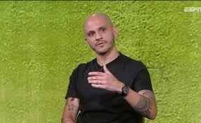 Fábio Santos puxa 2012 da memória, relembra rivalidade e esquenta final entre Vasco e Corinthians