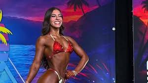 Nora de Xanddy e Carla Perez vence campeonato de fisiculturismo nos EUA