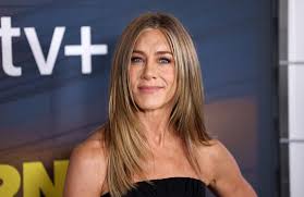 Jennifer Aniston Turned Basic Flip-Flops Into a Chic Spring Essential — The Look for $27