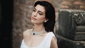 La profunda razón por la que Anne Hathaway anuncia todos sus embarazos en redes sociales