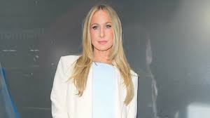 Nikki Glaser turns wardrobe malfunction into comedy gold during live appearance