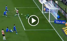 ¡Gracias, Kevin Mier! El portero de Cruz Azul regaló un balón a Santiago Sandoval para el gol de Chivas