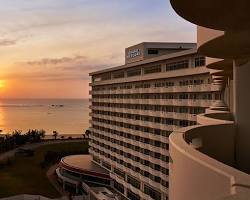 Grand Mercure Okinawa Zanpa Misaki Resort at sunsetの画像