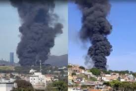 Incêndio de grandes proporções causa fumaça preta gigante em BH