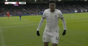 Estevao Willian aprovecha un pase atrás desviado para convertir la primera gran oportunidad del Chelsea contra el Palace