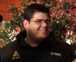 Aos 32 anos, dono da CazéTV vende direitos da emissora e deixa comando nas mãos de empresa