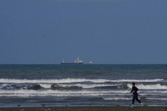 Zelenskyy prepares to meet Trump as Ukraine escalates strikes on Iranian supply lines in the Caspian Sea; sanctions on Russia loom