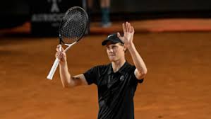 Jannik Sinner il campione di tennis che ama i colori ma veste di nero agli internazionali
