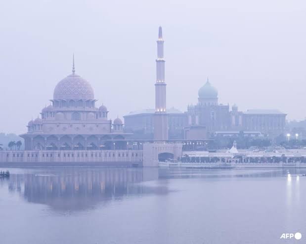 Haze spreads across Malaysia as 29 areas record unhealthy air quality, with Serian hitting 182 API; department cites 287 hotspots in Kalimantan