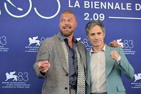 Gael García presenta 'Hombre al agua' en Venecia