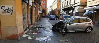 italien auto in menschenmenge