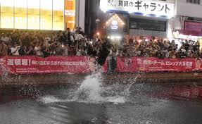 Tigers Triumph! Fans Dive into Dotonbori River in Wild Celebration! - Imagen principal del artículo