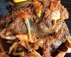 Gambar Kepala kambing goreng dengan bumbu yang menggugah selera