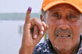 Man showing the blue ink marking someone that has voted. Photo: Héctor Francisco Silva The ferocious international campaign saying that Chavez has lost is a ... - Hector_Francisco_Silva-old_man_voted