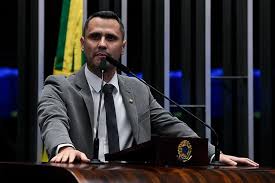 Cleitinho busca saída honrosa se deixar disputa em MG, dizem aliados