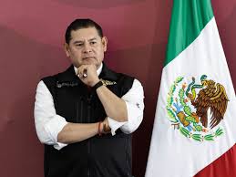 Gobierno de Puebla acusa “granjas de bots” vinculadas a TV Azteca por campaña contra Cablebús