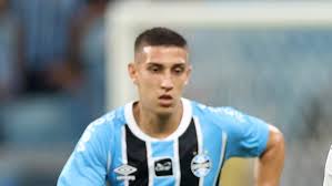 Meia do Grêmio sente dores, é substituído contra o Botafogo e vira preocupação