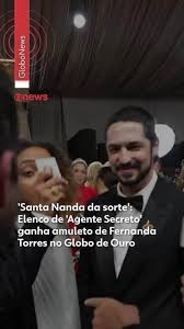'Santa Nanda da sorte': Elenco de 'Agente Secreto' ganha amuleto de Fernanda Torres