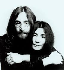 Photocredit © by Alan Tannenbaum. Das Multitalent John Winston Ono Lennon kam am 9. Oktober 1940 in Liverpool zur Welt. Als Mitglied der Beatles leistete er ... - john-lennon-yoko-ono