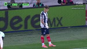 ¡CERCA! Ricardo Chávez disparó que se estrella en el poste.