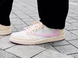 Tim Cook showed up in New Yorkuv the unreleased Nike Travis Scott “Pink”