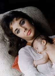 Elizabeth Taylor with her newborn daughter Liza Todd - Toni Frissell - linda-moni - Photos - Club Doctissimo - toni-frissell-elizabeth-newborn-daughter-img