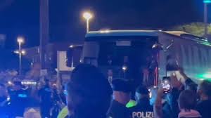 Napoli-Sporting, acclamato il pullman degli azzurri al Maradona