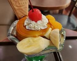 サンマルクカフェ プリンアラモードとクリームソーダ風ゼリーのレトロパフェの画像