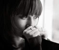 Résultat de recherche d'images pour "fille triste seule"