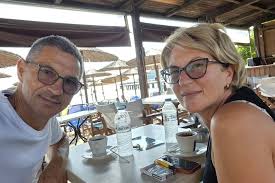 Mujer describe el terror de ver a su esposo succionado a través de la ventana de un avión a 6.000 m de altura