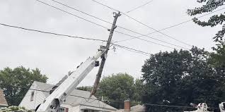 Car strikes utility pole in Sioux City, causing temporary power outage