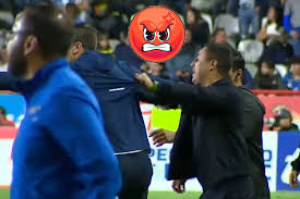 Efraín Juárez se lleva críticas por calentarse y empujar a Esteban Solari en el Pachuca-Pumas