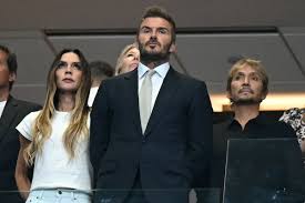 Casal Beckham leva cabeleireiro deles e de outras estrelas para ver Inglaterra x Argentina; conheça
