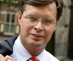 Jan Peter Balkenende heeft volgens RTL-journalist Frits Wester helemaal niet geprobeerd om het Premiersdebat van RTL 4 niet op een zondag plaats te laten ... - 0120_Balkenende