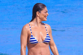 Juliana Paes esbanja simpatia e boa forma em dia de praia