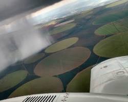 Imagem De Avião Lançando Flares Para Semeadura De Nuvens