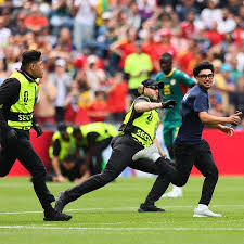 Torcedores invadem o campo e paralisam Bélgica x Senegal; veja