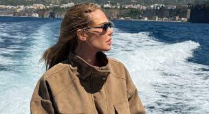 Ilary Blasi conquista Capri (di nuovo): sbarco glam tra storie social, taxi al volo e cena vip