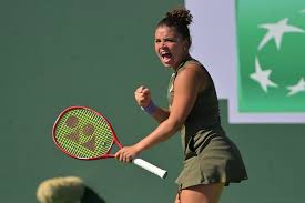 A atual campeã Jasmine Paolini sobreviveu a um susto para avançar em Roma.