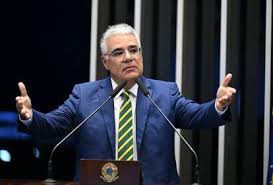 Pivô de briga entre os Bolsonaro, Girão defende Michelle e diz que presidente ‘não pode ter rabo preso’