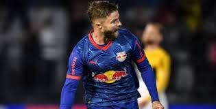 Eduardo Sasha brilha com dois gols e Bragantino lidera Vitória por 2 a 0 aos 12 minutos no Brasileirão