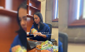 Funcionarias renuncian tras promocionar botanas en inmediaciones de la SCJN